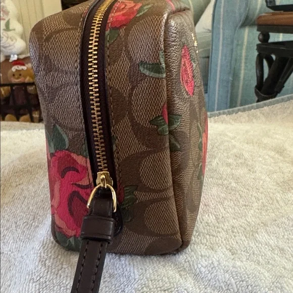 NWT, Coach vintage signature / floral zip cosmetic/ multi pouch. - Picture 5 of 7